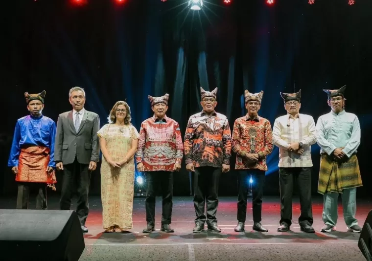 Ketua DPRD Sumbar, Supardi bersama tamu undangan saat pembukaan Festival Maek, Rabu malam (17/7/2024). (dok : humas dprd sumbar)