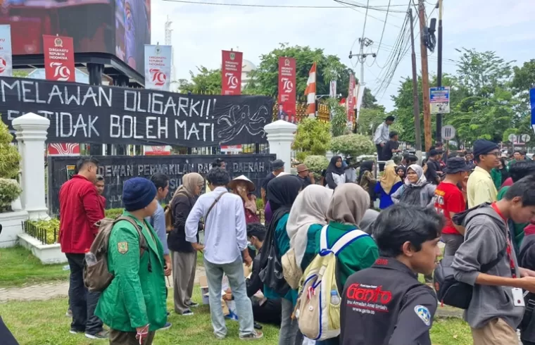 Para mahasiswa demo di depan gedung DPRD Sumbar, mereka menyatakan sikap menggawal dua putusan MK terkait mengenai batas usia dan ambang dukungan calon kepala daerah, Kamis (22/8/2024) siang. (dok : istimewa)