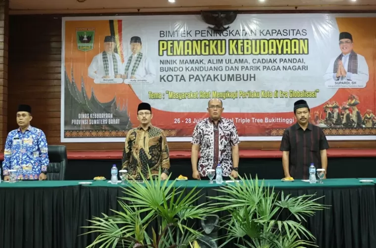 Ketua DPRD Sumbar, Supardi saat membuka acara Bimtek Peningkatan Kapasitas Pemangku Kebudayaan Kota Payakumbuh, 26 hingga 28 Juli di Hotel Tripletree Bukittinggi.(dok : istimewa)