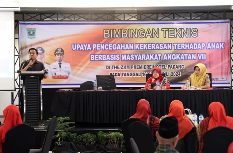 Wakil Ketua DPRD Sumbar, Suwirpen Siub berikan arahan soal maraknya kekerasan terhadap anak pada peserta bimtek di Padang, Selasa (16/7/2024). (dok : istimewa)