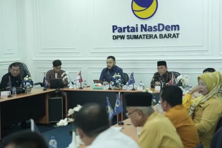Pasangan Fadly-Maigus bersama pimpinan partai koalisi dalam sebuah pertemuan di Padang kemarin. (dok : istimewa)