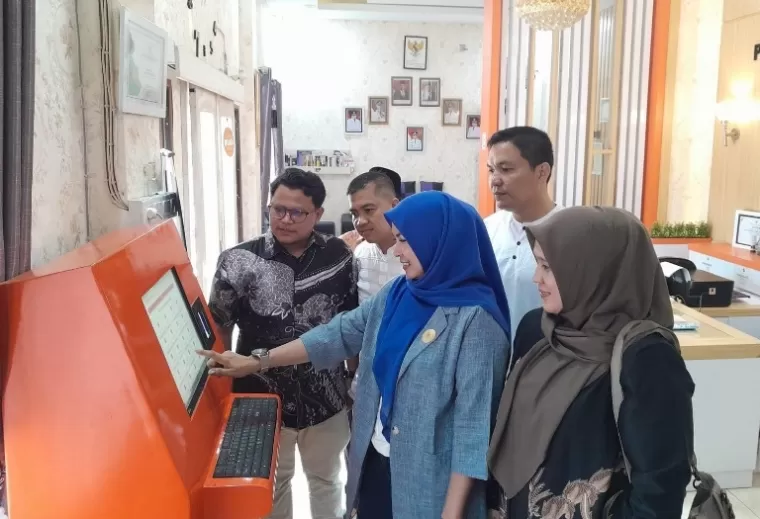 Tim penilaian Apresiasi Monev Desa (AMD) 2024 dari Komisi Informasi (KI) Sumbar kunjungi Nagari III Aua Malintang, Kabupaten Padangpariaman, Sabtu (8/8/2024) lalu. (dok : istimewa)