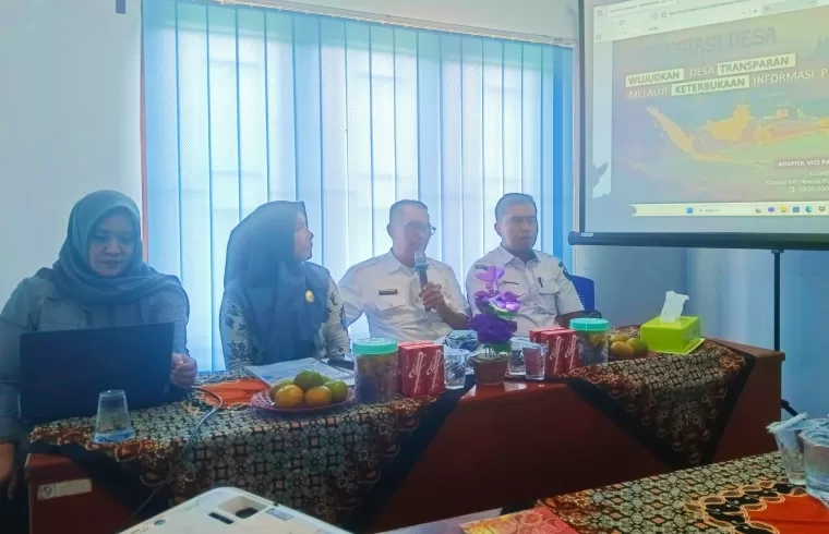 Kadis Kominfo Kabupaten Limapuluh Kota Joni Amir dan perangkat Nagari Simalanggang paparkan profil nagarinya kepada tim dari KI Sumbar, kemarin. (dok : istimewa)