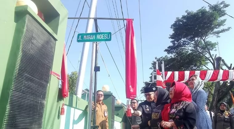 Prosesi peresmian nama jalan Marah Roesli yang turut dihadiri Pj Wako Padang Andree Algamar didampingi Pj Ketua TP-PKK Kota Padang Ny Vanny Andree Algamar, Pj Sekko Yosefriawan, serta perwakilan keluarga Marah Roesli, Senin (5/8/2024). Diskominfo Kota Pad