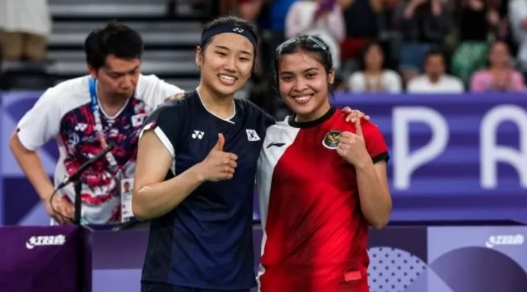 Gregoria Mariska Tunjung bersama pebulutangkis nomor satu dunia asal Korea, An Se Young. Humas PBSI