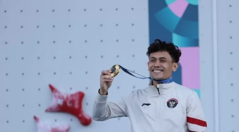 Emas pertama Indonesia berhasil diraih atlet panjat tebing Veddriq Leonardo yang berhasil mengalahkan Wu Peng di Le Borguet Climbing Venue, Paris, Prancis, Kamis (8/8/2024) sore. NOC Indonesia