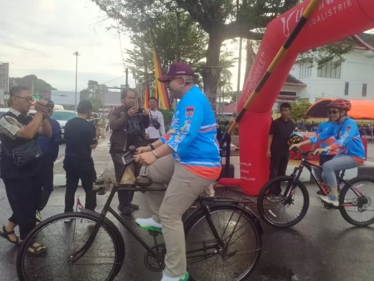 Pj Wako Padang Andree Algamar mengikuti Padang Gowes Adventure 2024 dalam rangka HUT ke-355 Kota Padang. Diskominfo Kota Padang