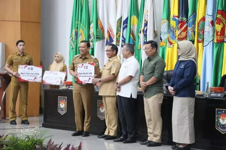 Pj Wako Padangpanjang Sonny Budaya Putra menerima dana insentif fiskal dari Mendagri M Tito Karnavian didampingi Wamenkeu Suahasil Nazara, Senin (5/8/2024). Kominfo Padang Panjang