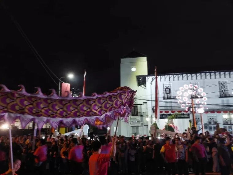 Atraksi tarian naga tampil saat Pawai Telong-telong, Selasa (6/8/2024) malam. Diskominfo Kota Padang