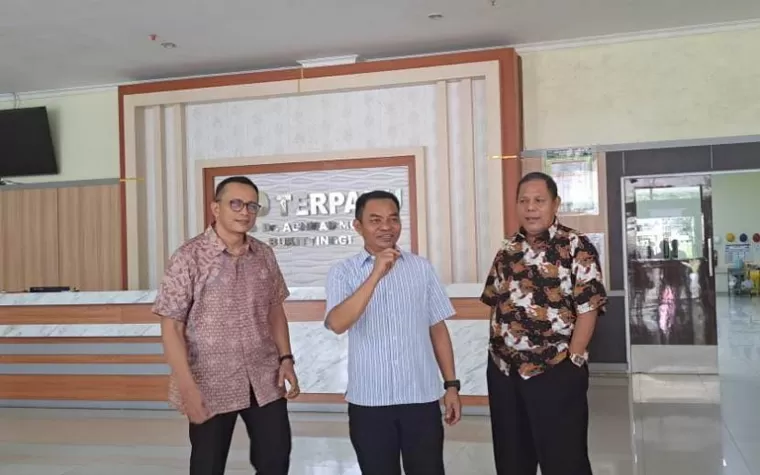 Dua anggota Komisi V DPRD Sumbar, Hidayat dan Afrizal memantau proses pelayanan di RSAM Bukittinggi belum lama ini. (dok : istimewa)