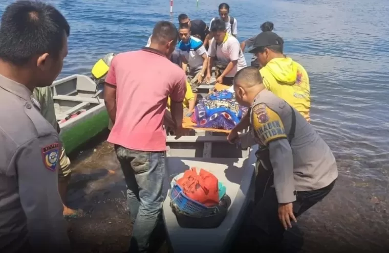 Proses evakuasi jasad pencari lokan yang ditemukan mengapung di pinggir Danau Singkarak, Jorong Batu Baraguang, Nagari Sumpur, Kecamatan Batipuh Selatan. IST