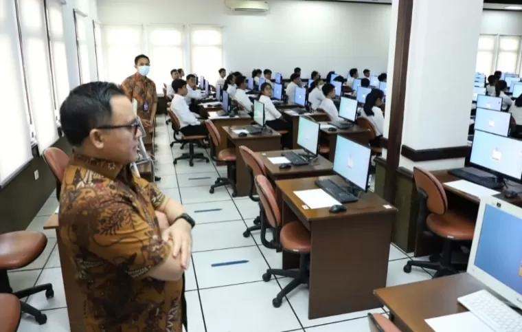 Menteri PANRB Abdullah Azwar Anas saat meninjau seleksi CPNS Sekolah Kedinasan. Humas Kemen PANRB