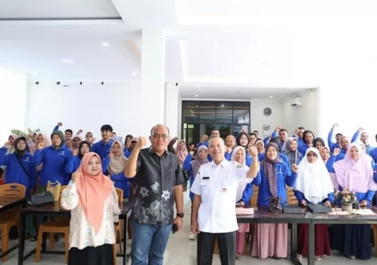 Ketua DPRD Sumbar Supardi bersama peserta bimtek penyuluhan keliling sosial di Kota Payakumbuh, Rabu (7/8/2024) kemarin. (dok : humas dprd sumbar)