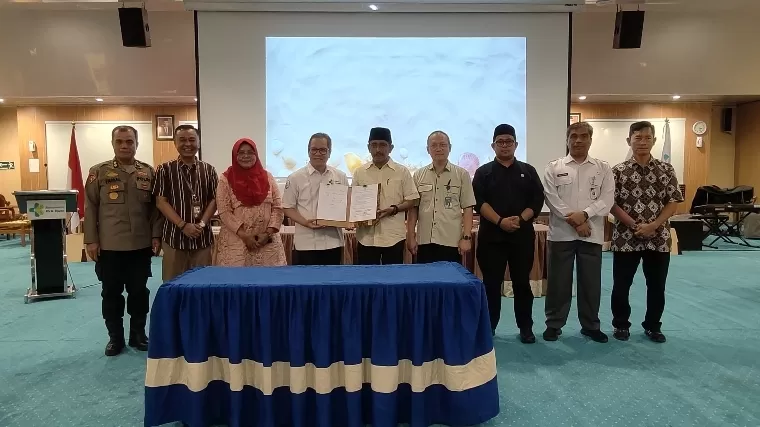 Foto bersama usai penandatanganan kerja sama dan surat pernyataan independensi antara RSUP M Djamil dengan KPU Sumbar di Auditorium Lantai IV RSUP M Djamil, Kamis (22/8/2024). IST