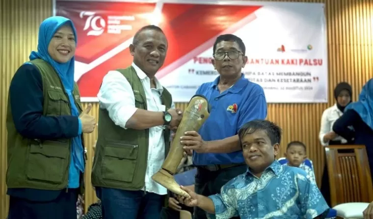 EGM PT Angkasa Pura II KC BIM, Indrawansyah saluran program TJSL perusahaannya berupa bantuan kaki palsu kepada penyandang disabilitas di Kota Padang yang diterima secara simbolis pihak Dinas Sosial Kota Padang, Senin (12/8/2024). (dok : istimewa)