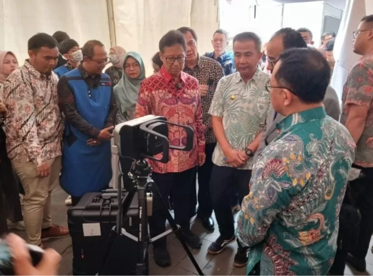 Menteri Kesehatan RI Budi Gunadi Sadikin meluncurkan alat skrining tuberkulosis (TB), Portable X-Ray, dalam Kampanye TBC pada peringatan Hari Anak Nasional 2024 di Gedung Sate, Bandung, Jumat (2/8/2024). Humas Kementerian Kesehatan