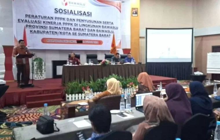 Pimpinan Bawaslu Sumbar, Bartez, berikan arahan kepada 152 pegawai baru Bawaslu se Sumbar melalui formasi PPPK saat sosialisasi, di Bukittinggi, Jumat (9/8/2024). (dok : istimewa)