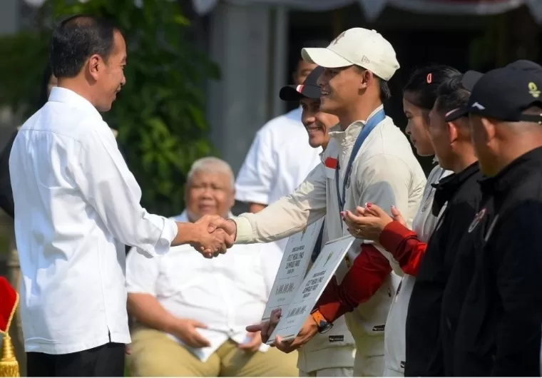 Presiden Joko Widodo (Jokowi) menerima sekaligus memberikan bonus dan apresiasi kepada para atlet peraih medali dan atlet partisipan pada Olimpiade Paris 2024 di Halaman tengah Istana Kepresidenan Jakarta, Kamis (15/8/2024). Humas Setkab