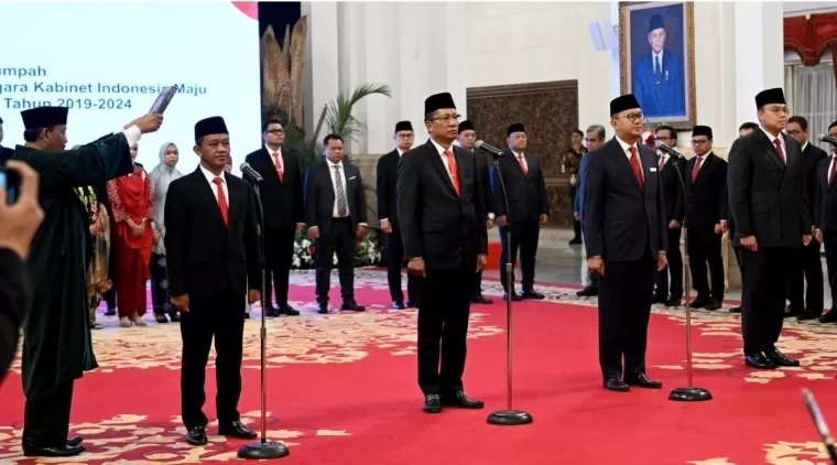 Presiden Joko Widodo secara resmi melantik tiga jabatan menteri dan satu wakil menteri Kabinet Indonesia Maju dalam sisa masa jabatan periode tahun 2019-2024, pada Senin (19/8/2024) di Istana Negara, Jakarta. BPMI Setpres