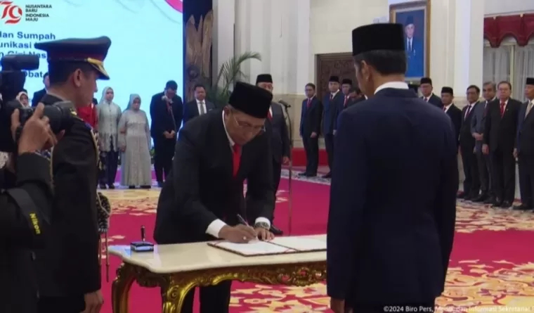 Presiden RI Joko Widodo (Jokowi) didampingi Wakil Presiden (Wapres) Ma'ruf Amin melantik tiga orang Kepala Lembaga Pemerintah, di Istana Negara, Jakarta, Senin (19/8/2024) pagi. (YouTube BPMI Setpres)