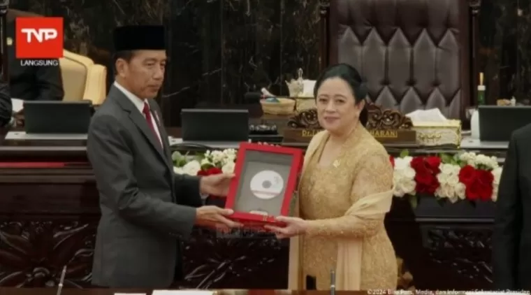Presiden Jokowi Bersama Ketua DPR RI Puan Maharani usai Rapat Paripurna Pembukaan Masa Persidangan I DPR RI Tahun Sidang 2024-2025 di Gedung Nusantara MPR/DPR/DPD RI, Jakarta, Jumat (16/8/2024). YouTube BPMI Setpres)