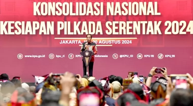 Presiden Joko Widodo menghadiri Rapat Konsolidasi Nasional dalam rangka Kesiapan Pemilihan Kepala Daerah (Pilkada) Tahun 2024, yang digelar di Jakarta Convention Center (JCC), Senayan, Jakarta, pada Selasa (20/8/2024).  BPMI Setpres