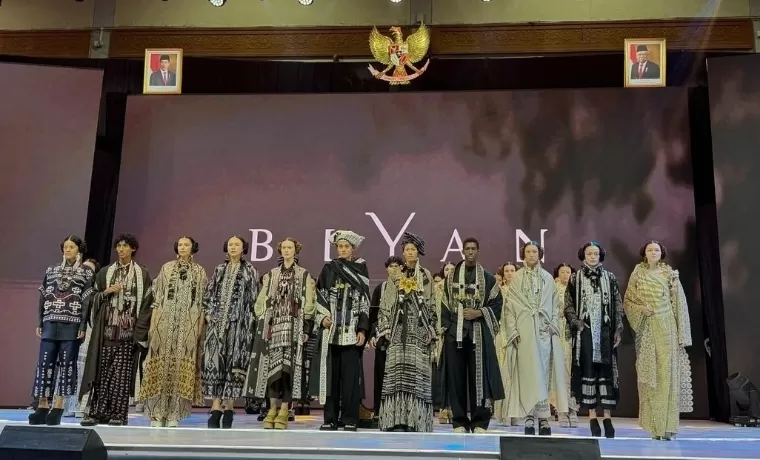 Penampilan wastra Sumatera Utara karya desainer Biyan saat FEKDI x KKI 2024 di Hall B, Jakarta Convention Center (JCC), Jakarta, pada Kamis (1/8/2024). IG: @smindrawati