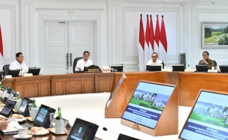 Presiden RI Joko Widodo (Jokowi) memimpin Rapat Terbatas mengenai Rencana Kerja Pemerintah, Nota Keuangan, dan RAPBN Tahun 2025, di Kantor Presiden, Istana Kepresidenan Jakarta, Senin (5/8/2024). Humas Setkab