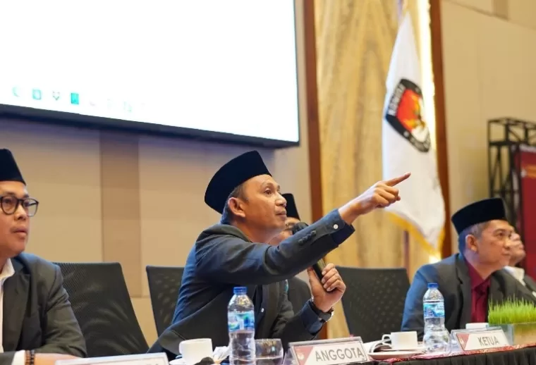 Komisioner KPU Sumbar Medo Patria (lagi menunjuk) paparkan proses pendataan pemilih untuk pilkada serentak dilakukan secara berjenjang pada rapat pleno rekapitulasi DPS tingkat Sumbar untuk pemilihan gubernur (pilgub) pada pilkada serentak 2024 ini, di Pa