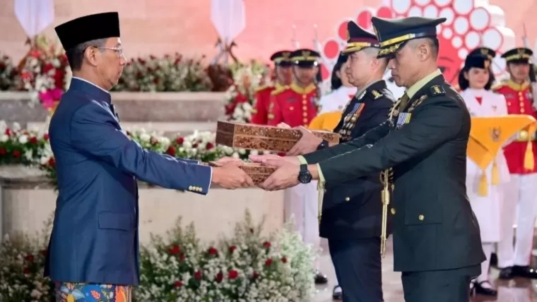 Kepala Sekretariat Presiden Heru Budi Hartono menyerahkan duplikat bendera Merah Putih dan teks proklamasi yang ada di Ruang Kemerdekaan Monas untuk dibawa Tim Purna Paskibraka menuju IKN, pada Sabtu (10/8/2024). BPMI Setpres