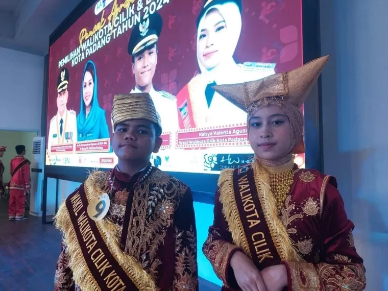 Diana Earlene Ghazwani (kanan) dan Zio Azka Tama dinobatkan sebagai Wali Kota dan Wakil Wali Kota Cilik Kota Padang. Diskominfo Kota Padang