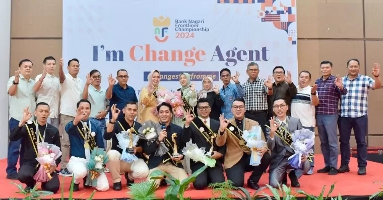 Foto bersama pemenang Bank Nagari Frontliner Championship di Truntum Hotel Padang, Minggu (11/8/2024). Humas Bank Nagari