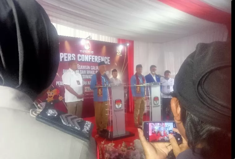 Pasangan calon Gubernur dan Wakil Gubernur Sumbar, Mahyeldi-Vasco saat pres conference seusia mendaftar ke KPU Sumbar, Selasa (27/8/2024). (dok : arunala.com)