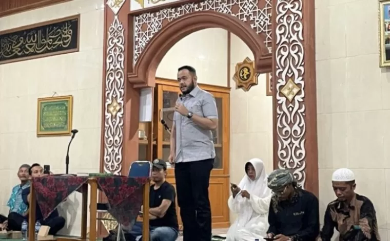 Fadly Amran mengunjungi masyarakat di Musala Jami'atul Ikhwan Jati, Kota Padang, kemarin. (dok : istimewa)