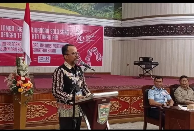 Kepala Dispora Sumbar, Maifrizon saat membuka lomba peringatan HUT RI ke-79 tingkat Sumbar di Aula Kantor Gubernur, Senin (12/8/2024). (dok : istimewa)