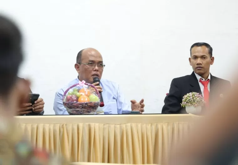 Ketua DPRD Sumbar Supardi bersama Ketua KPID, Robert Cenedy saat diskusi bersama jajaran KPID Sumbar sesuai pelaksanaan upacara HUT Kemerdekaan RI ke 79 di kantor lembaga ini di Padang, Sabtu (17/8/2024). (dok : humas dprd sumbar)