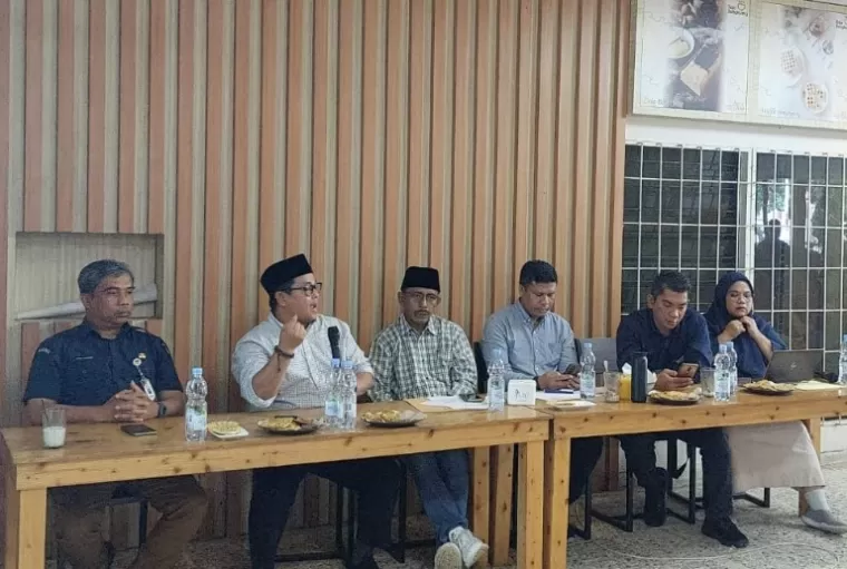Kordiv Teknis KPU Sumbar, Ory Sativa Syakban (baju putih) saat diwawancari wartawan terkait teknis pendaftaran pasangan calon gubernur dan wakil gubernur Sumbar, di Padang, Sabtu (24/8/2024). (dok : arunala.com)
