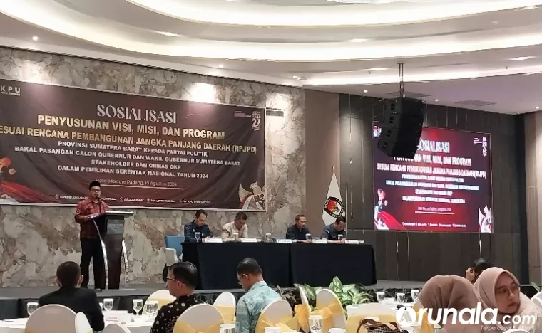 Komisioner KPU Sumbar, Ory Sativa Syakban jelaskan proses teknis pencalonan kepada parpol dan stakeholder terkait, di Padang, Sabtu (10/8/2024). (dok : arunala.com)