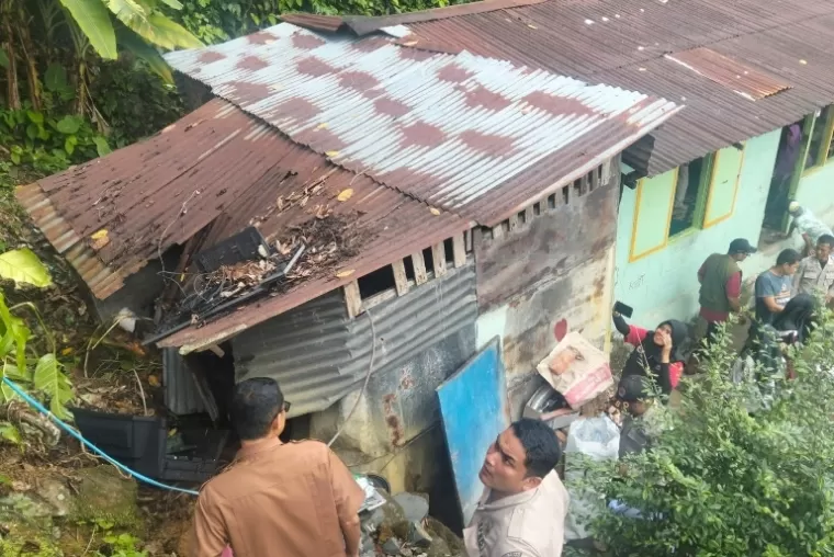 Rumah milik Sulasmi (52) alami kerusakan akibat longsor, Selasa (27/8) pagi. (dok : istimewa)