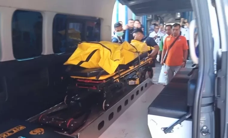 Terlihat jenazah Afif Maulan dibawa Ambulance Rumkit Bhayangkara Polda Sumbar akan dilakukan autopsi di rumkit M Jamil Padang, Kamis (8/8/2024). (dok : arunala.com)