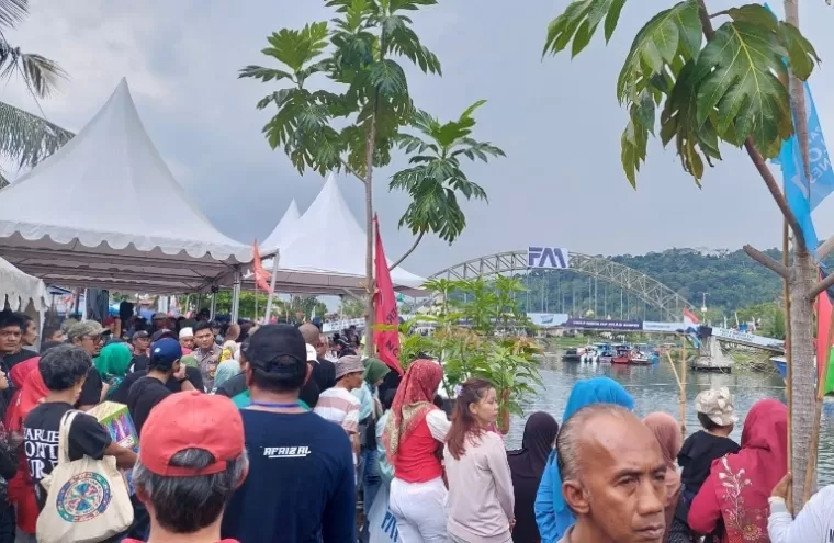 Antusias masyarakat Kota Padang saat menghadiri penutupan lomba salaju sampan dan deklarasi Fadly Amran-Maigus Nasir jadi pasangan bakal calon Wako-Wawako Padang, di Palinggam, Padang, Minggu (18/8/2024). (dok : arunala.com)