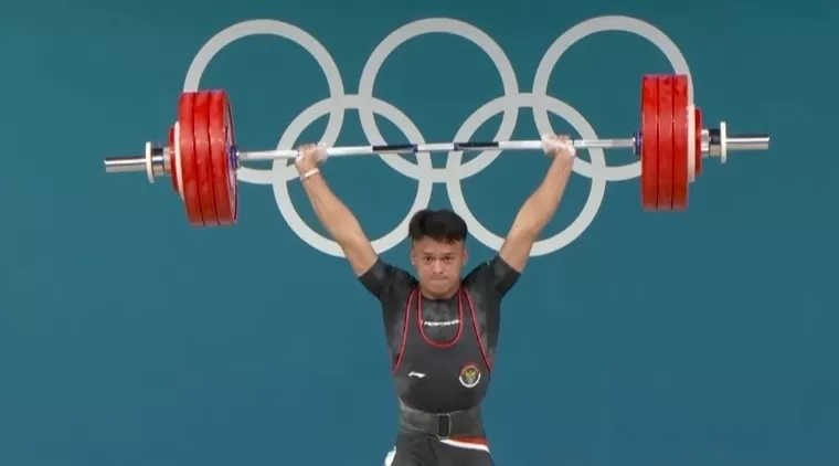 Lifter andalan Indonesia Rizki Juniansyah mengukir tinta emas sebagai lifter pertama Indonesia yang meraih emas di Olimpiade. @sctv.sports