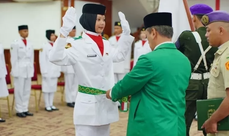 Sekretaris Universitas Dr Aidinil Zetra MA mengukuhkan anggota Paskibraka di Gedung Convention Hall Kampus Limau Manis, Jumat (16/8/2024). Humas Unand