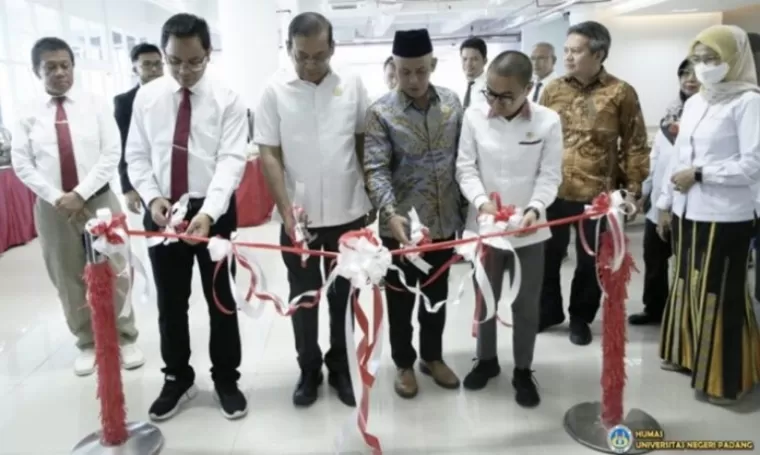 Ketua KI Pusat Donny Yoesgiantoro, Majelis Komisioner KI Pusat, Syawaluddin, Rektor UNP Krismadinata, Ph.D dan Ketua KI Sumbar Musfi Yendra resmikan Sekolah Keterbukaan Informasi Publik di Gedung Pusat Informasi dan Perpustakaan UNP, Senin (26/8/2024). (d
