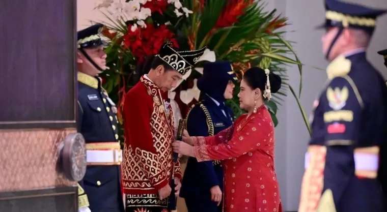 Presiden Joko Widodo tampak mengenakan pakaian adat Nusantara yang terinspirasi dari baju adat Banjar, Baamar Galung Pancar Matahari pada Upacara Penurunan Bendera Sang Merah Putih di Istana Negara, Ibu Kota Nusantara pada Sabtu (17/8/2024).  BPMI Setpres