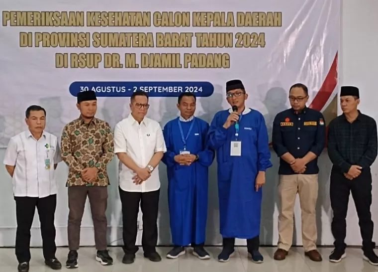 Ketua KPU Kota Padang, Dorri Putra bersama komisioner KPU yang lainnya dengan pasangan calon Hendri Septa-Hidayat serta Direktur Utama RSUP M Djamil Padang, Dr dr Dovy Djanas SpOG KFM MARS FISQua, Sabtu pagi (31/8/2024). (dok : arunala.com)