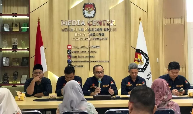 Ketua KPU Kota Padang, Dori Putra bersama para komisioner jelaskan proses pendaftaran pasangan calon kepala daerah Kota Padang kepada wartawan di kantornya, Sabtu sore (24/8/2024). (dok : istimewa)