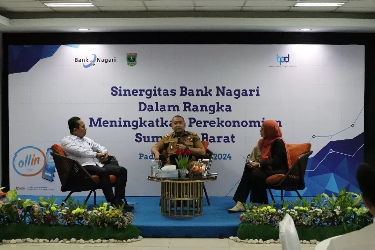 Wakil Gubernur Sumbar Audy Joinaldy didampingi Dirut Bank Nagari Gusti Candra saat Sinergisitas Bank Nagari Dalam Rangka Meningkatkan Perekonomian Sumatera Barat di Aula Lantai IV Kantor Pusat Bank Nagari, Selasa (6/8/2024) sore. Humas Bank Nagari