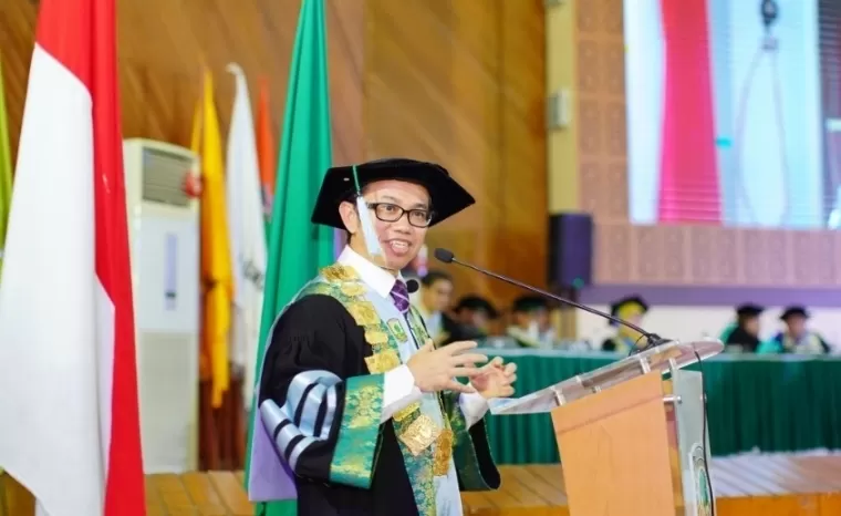 Rektor Unand Efa Yonnedi PhD saat memberikan sambutan pada hari kedua Wisuda IV Tahun 2024 di Auditorium Unand, Sabtu (31/8/2024). Humas Unand