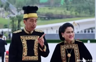 Hadiri Upacara HUT ke-79 RI, Presiden Jokowi Kenakan Baju Adat Kustim